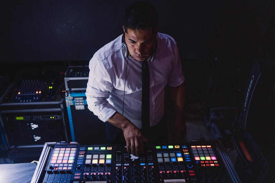 DJ Giovani operando el set de sonido y luces en una fiesta de 15 en Rivera, Uruguay